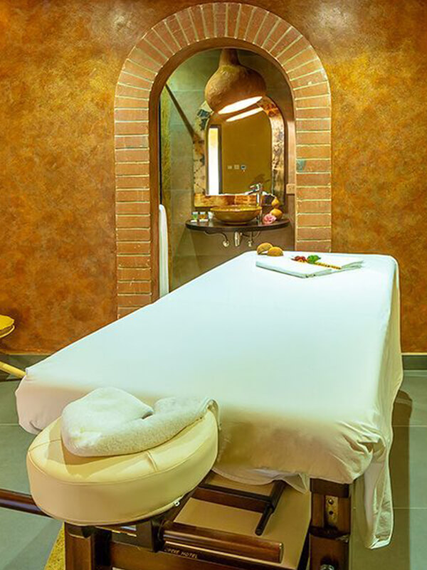 https://www.spekeresort.com/wp-content/uploads/2019/02/stone-massage.jpg